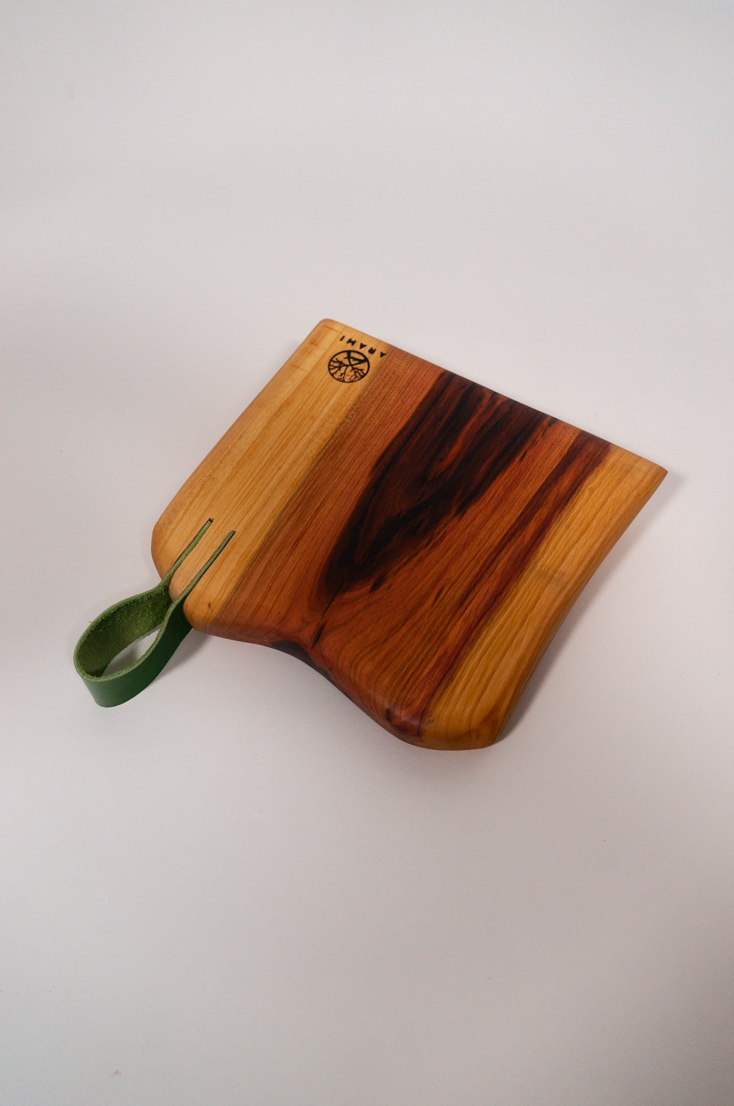 Dog din Prun cu Codita de piele 16x17cm