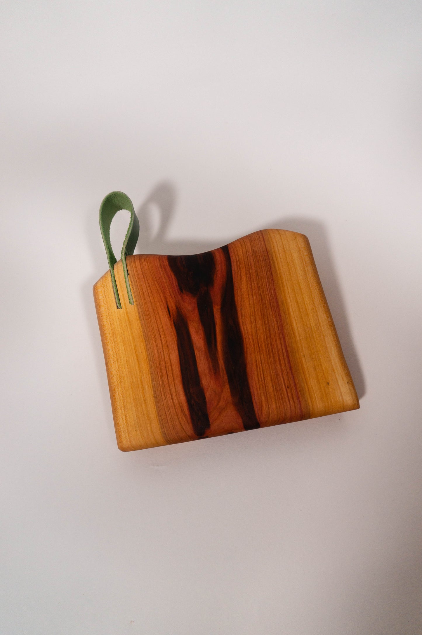 Dog din Prun cu Codita de piele 16x14cm