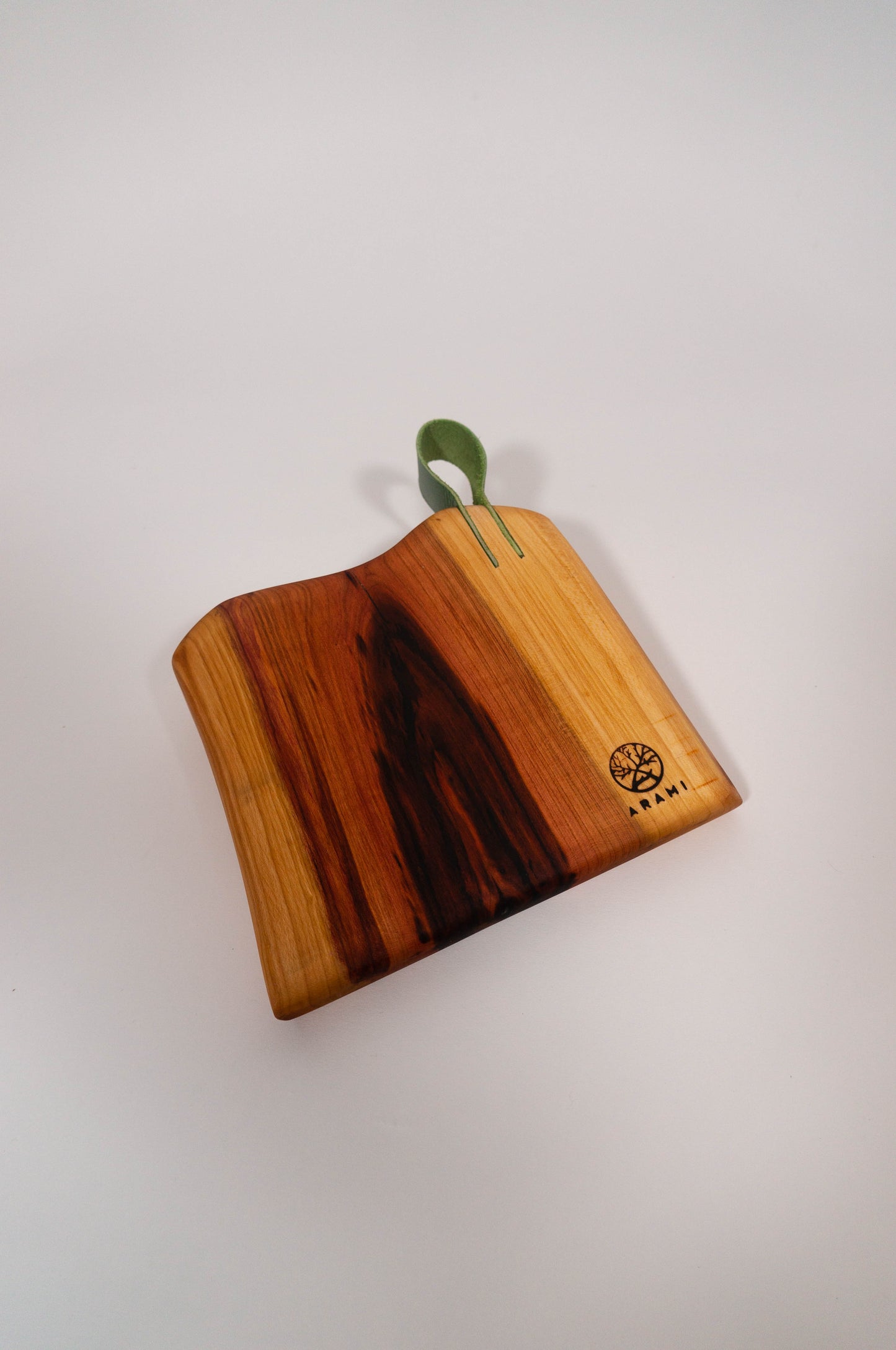 Dog din Prun cu Codita de piele 16x17cm