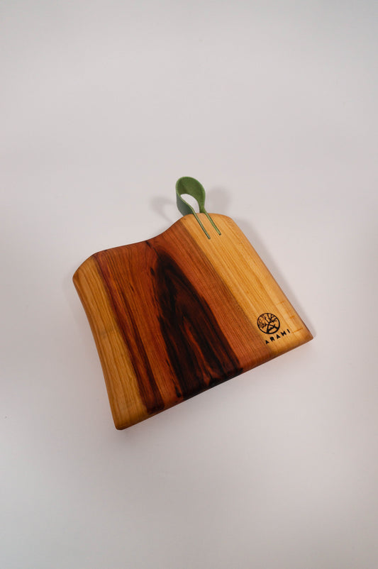 Dog din Prun cu Codita de piele 16x17cm