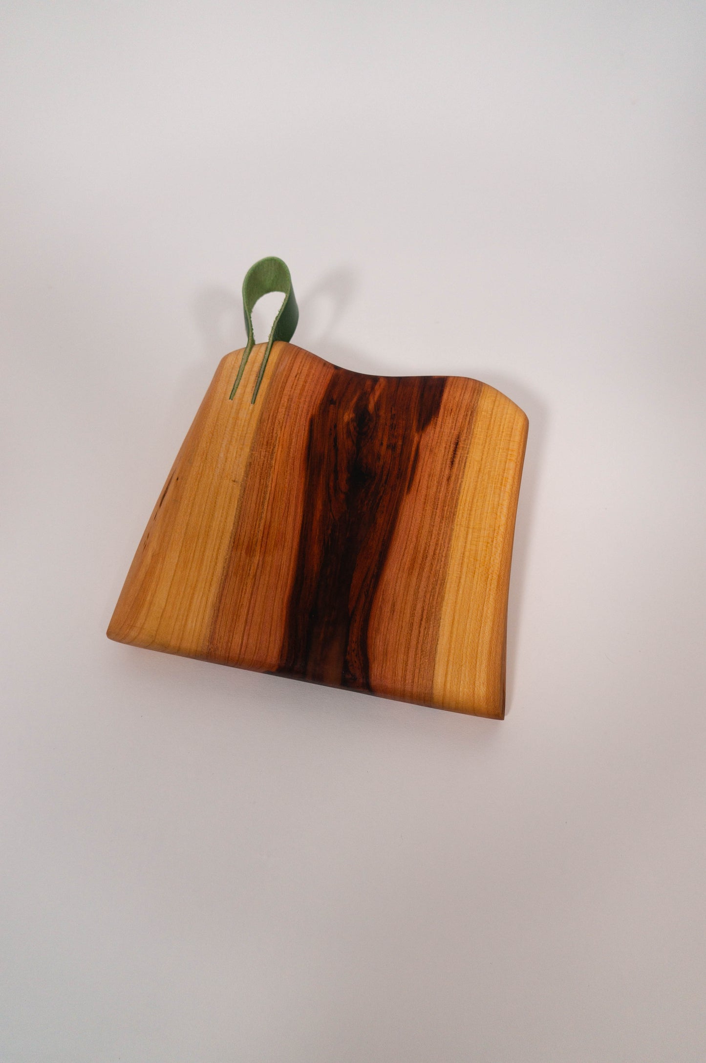 Dog din Prun cu Codita de piele 16x17cm