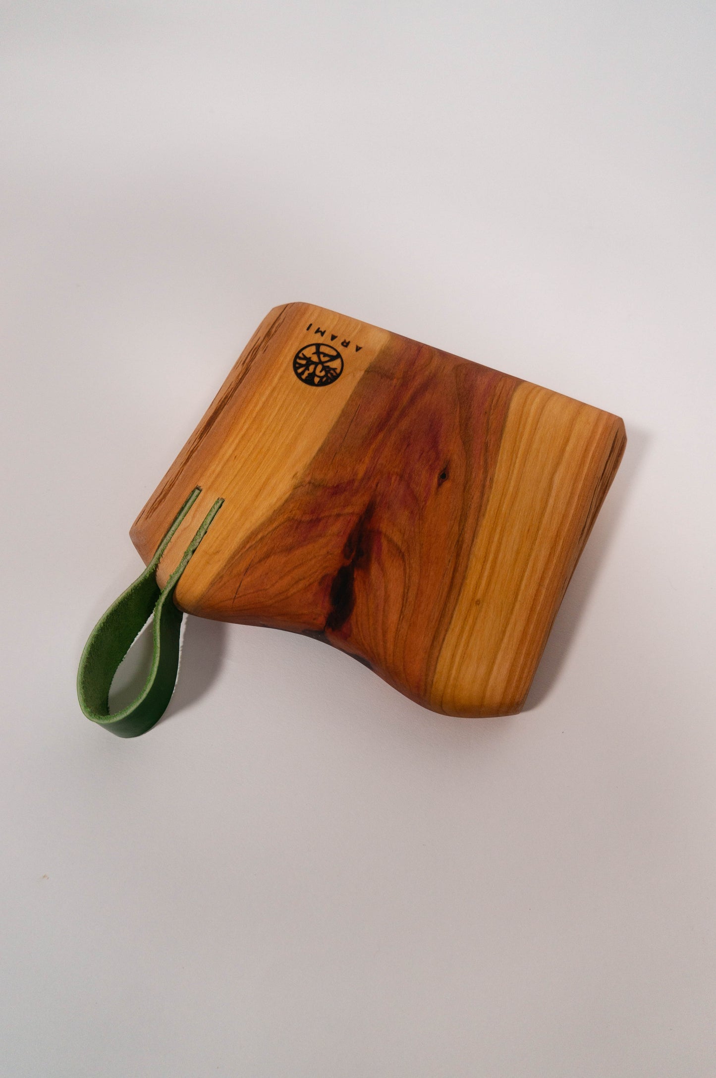 Dog din Prun cu Codita de piele 16x14cm